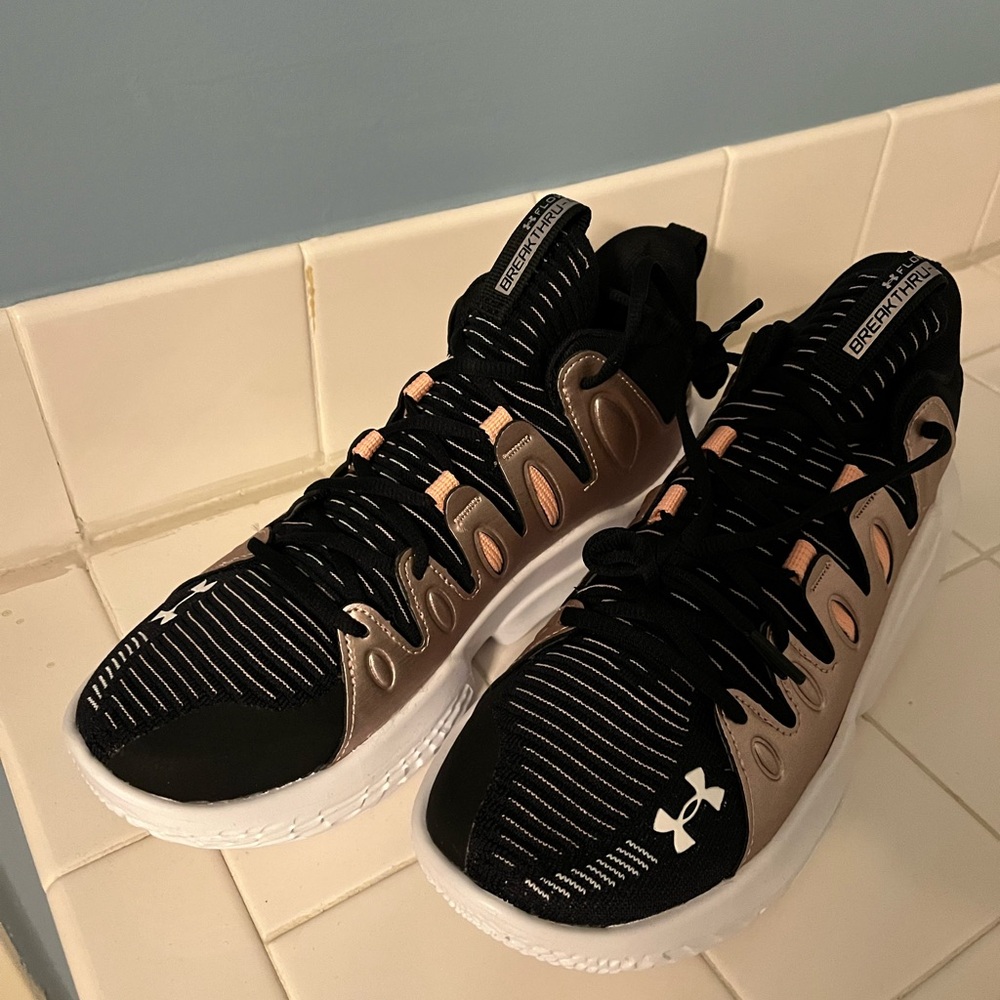 NWOB Women UA Flow Breakthru 4 Basketball Shoes Sneakers Black/Rose Gold Size 10